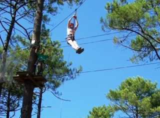  En las tirolinas del parque 